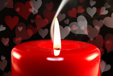 kırmızı mum ve kalpler