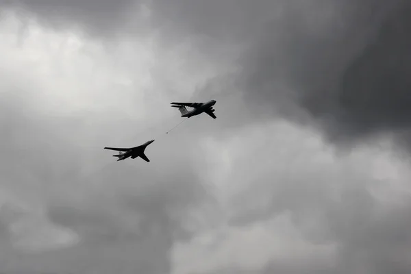 Боевые самолеты перед парадом Победы 9 мая — стоковое фото