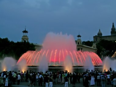 Işık ve Montjuic Magic Fountain müzik
