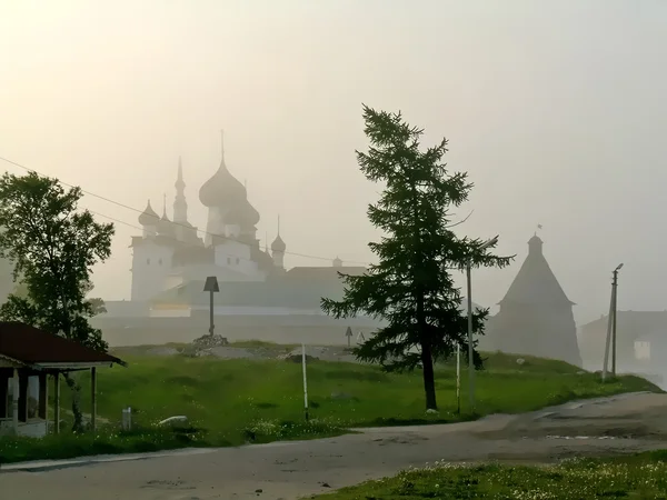 Solovetsky monasterio en la niebla — Foto de Stock
