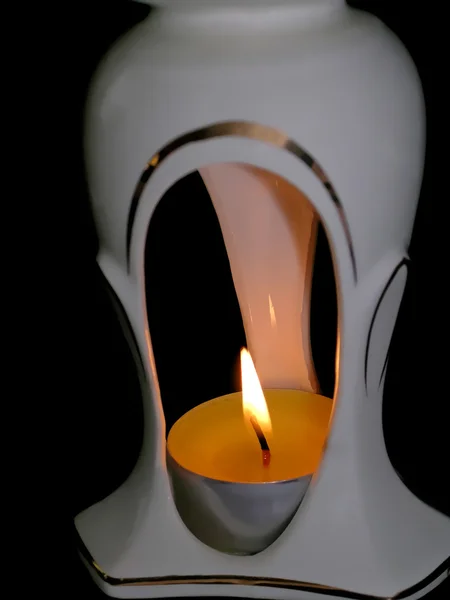 Свеча в ароматной лампе — стоковое фото
