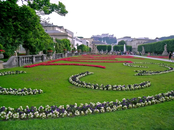 Uitzicht op Mirabell tuinen en het centrum van Salzburg — Stockfoto