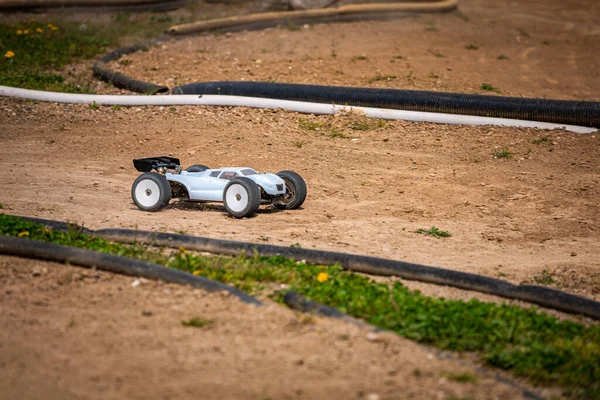 Fehér Rádió Vezérelt Offroad Truggy Egy Szabadtéri Pályán Képzés Során — Stock Fotó