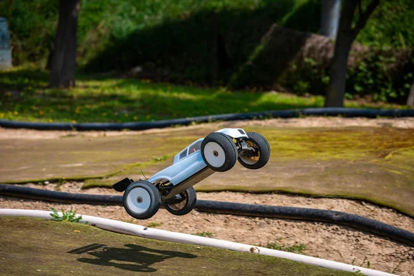 White Radio Controlled Offroad Truggy Auf Einem Outdoor Tracktraining Sonnigen — Stockfoto