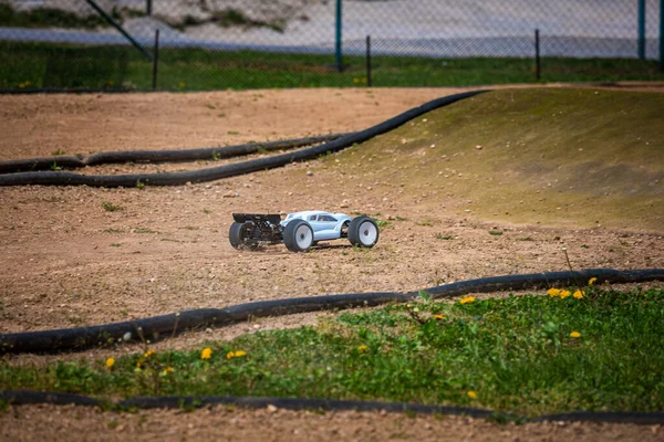 White Radio Controlled Offroad Truggy Een Outdoor Track Training Tijdens — Stockfoto