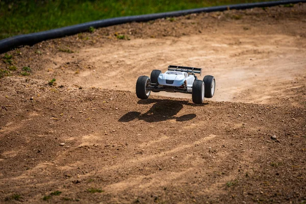 Valkoinen Radio Controlled Offroad Truggy Ulkona Radan Koulutusta Aurinkoisena Päivänä — kuvapankkivalokuva