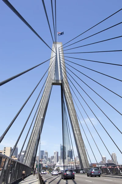 Atravessando a ponte — Fotografia de Stock