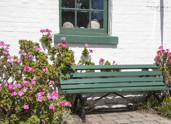 Die Bank zwischen den Blumen — Stockfoto