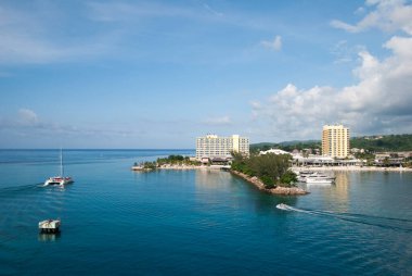 Ocho Rios 'un havadan görünüşü sahil şeridini göstermektedir (Jamaika).