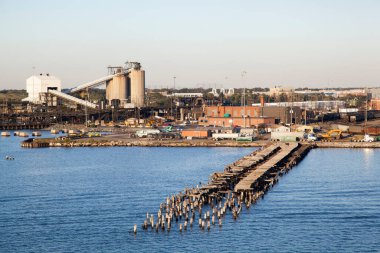 Öğleden sonra Norfolk şehri sanayi bölgesinin kırık ahşap iskele manzarası (Batı Virginia)). 