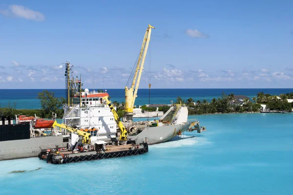 Industrieel Schip Met Een Hoge Kraan Haven Van Nassau Nabij — Stockfoto