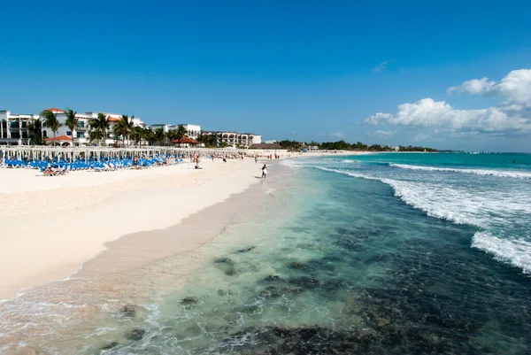 Vista Una Spiaggia Sabbia Turistica Con Onde Nella Località Turistica — Foto Stock