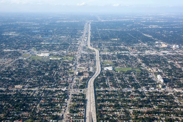 Widok Lotu Ptaka Szerokiej Autostrady Przez Przedmieścia Miami Floryda — Zdjęcie stockowe