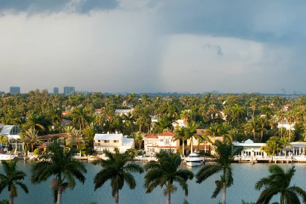 Pohled Soumraku Deštivou Oblohu Obytný Palm Island Miami Florida — Stock fotografie