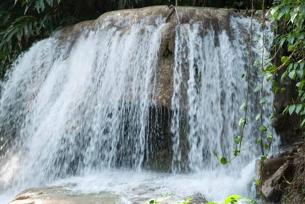 Ocho Rios Tatil Köyü Bahçesindeki Küçük Bir Şelalenin Sabah Manzarası — Stok fotoğraf