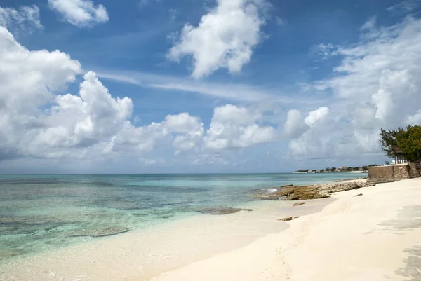 Vue Sur Ciel Nuageux Les Eaux Colorées Plage Cockburn Town — Photo