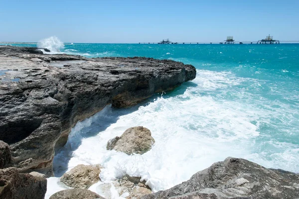 Utsikt Eller Eroderad Grand Bahamas Kust Och Vågigt Hav Med — Stockfoto