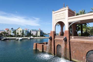 Cennet Adası marinasının güneşli manzarası ve arka planda evleri (Bahamalar)).