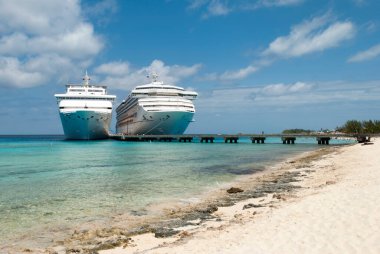 Arka planda demirli yolcu gemileri olan boş bir Grand Turk adasının sabah manzarası (Turks ve Caicos Adaları)).