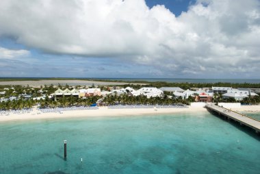 Turistik bir köy ve Büyük Türk adasında (Türkler ve Caicos Adaları) boş bir plaj manzarası).