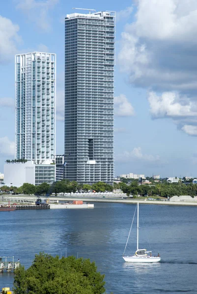 Barca Vela Passando Dal Centro Miami Grattacieli Residenziali Florida — Foto Stock