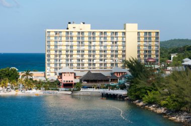 Ocho Rios tatil beldesindeki (Jamaika) turist plajı manzarası).