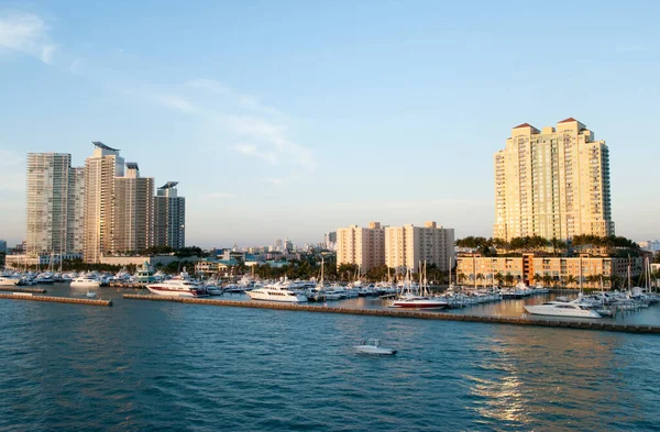 Motorcsónak Halad Miami Beach Kikötő Naplementekor Florida — Stock Fotó