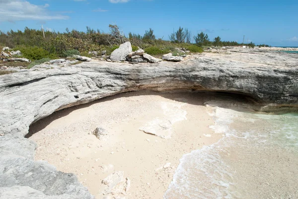 Büyük Bahama Adası Kıyısında Bahamalar Aşınmış Kayalarla Çevrili Küçük Plaj — Stok fotoğraf