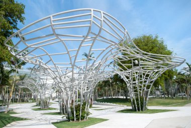 Miami South Beach 'te (Florida) bitkilerin yetişmesi için süslemeleri olan halk parkı.).