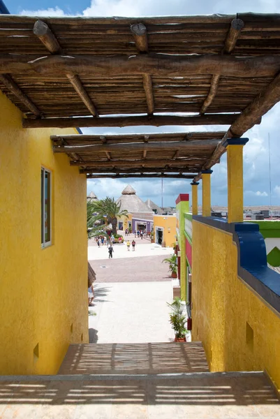 건축용 아치와 계단을 멕시코 마을에 마을로 내려가는 — 스톡 사진