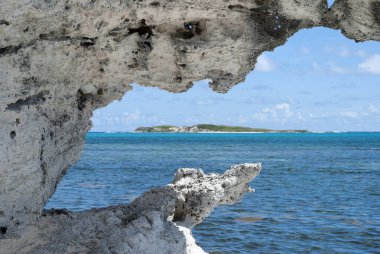 Manzarayı çerçeveleyen aşınmış Büyük Türk adası kaya oluşumu (Türkler ve Caicos Adaları).