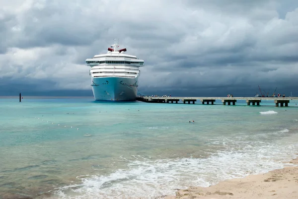 Vista Uma Praia Turística Navio Cruzeiro Ancorado Fundo Sob Céu — Fotografia de Stock