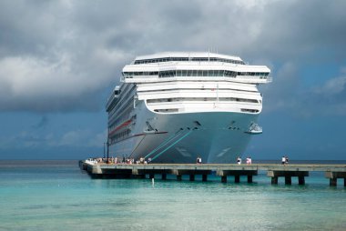 Büyük yolcu gemisi, Turks ve Caicos Adaları 'ndaki Büyük Türk adasındaki iskeleye demirledi.).