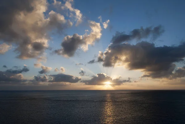 Вид Закат Оранжевыми Облаками Траекторией Солнечного Света Острова Кохель Мексика — стоковое фото