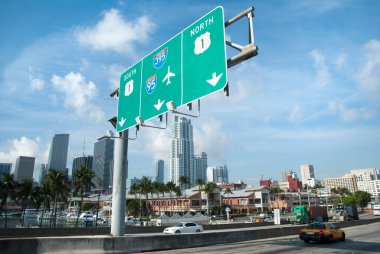 MacArthur Köprüsü 'nün sabah manzarası Miami şehir merkezine açılıyor.).
