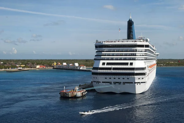 Bateau Moteur Passant Par Grand Bateau Croisière Amarré Sur Île — Photo