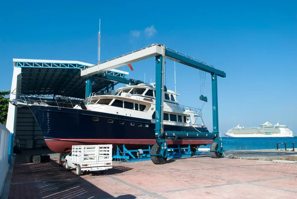 Vista Mañana Yate Tamaño Mediano Dique Seco Con Crucero Fondo —  Fotos de Stock