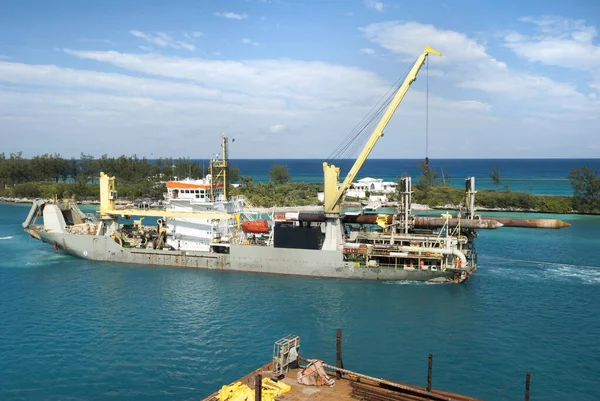 Industrifartyget Med Kran Som Passerar Nassau Hamn Längs Paradise Island — Stockfoto