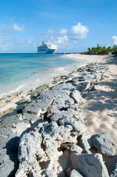 Prázdný Skalnatý Pohled Pláž Ostrova Grand Turk Zakotvenou Výletní Lodí — Stock fotografie