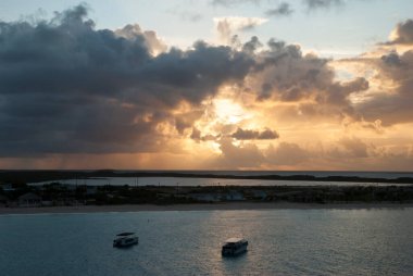 Büyük Türk adası turist plajı ve bir lagün (Turks ve Caicos Adaları) üzerinde bulutlu gün doğumu).