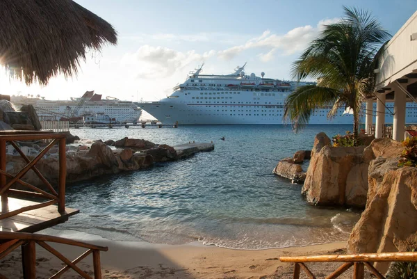 Vista Atardecer Una Pequeña Playa Rodeada Restaurantes Frente Cruceros Amarrados —  Fotos de Stock