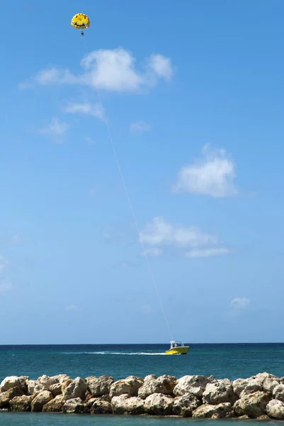 Motorboot Trekken Parachute Met Een Paar Toeristen Hoog Lucht Langs — Stockfoto