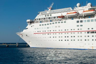 Cozumel Adası 'na yeni gelen yolcu gemisinin üzerindeki sabah güneşi.).