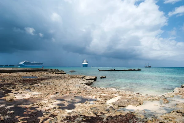 Pohled Skalnaté Pobřeží Ostrova Grand Cayman Různé Lodě Pozadí Kajmanské — Stock fotografie