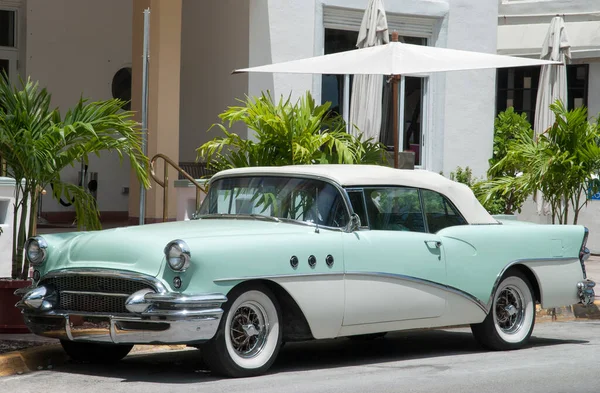 Stary Samochód Zaparkowany Słynnym Ocean Drive Miami South Beach Floryda — Zdjęcie stockowe