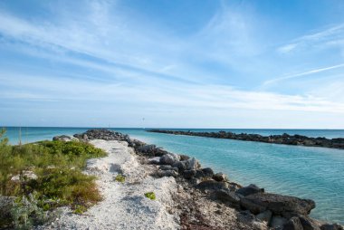 Büyük Bahama adasından Karayip Denizi 'ne (Bahamalar) kanal çıkışı)