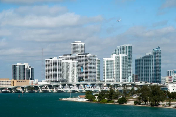 Airplane Flying Miami Downtown Skyscrapers Land Florida — Stockfoto