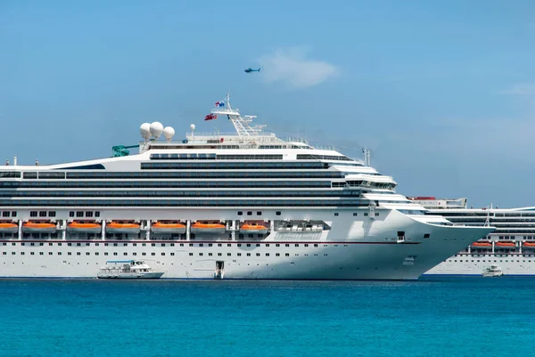 Hélicoptère Survole Des Paquebots Croisière Qui Dérivent Près Île Grand — Photo