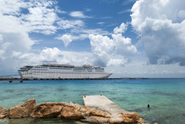 Cozumel Adası 'ndaki demirli yolcu gemisinin yanında yüzülecek yer (Meksika).