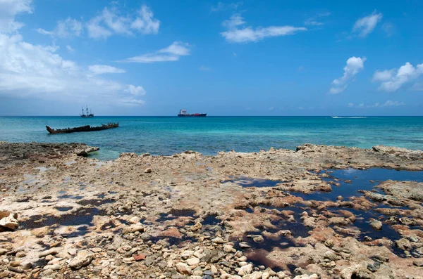 Het Uitzicht Een Rotsachtige Seven Mile Beach Grand Cayman Eiland — Stockfoto